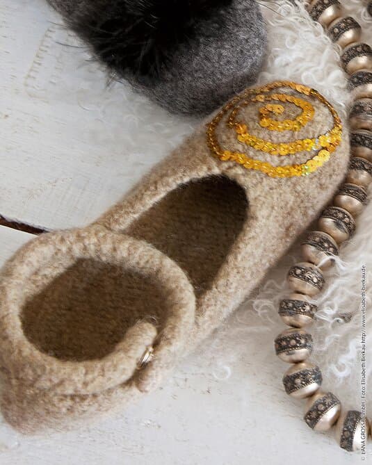 SLIPPERS • Feltro
Show details