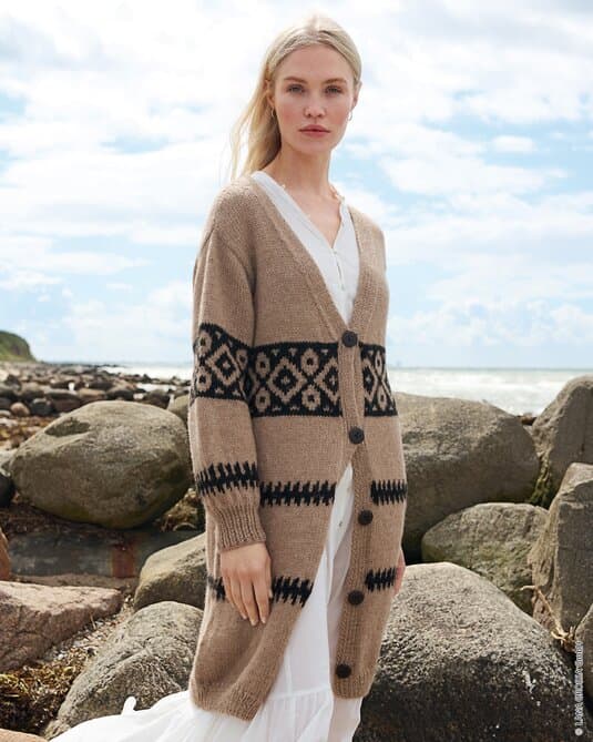 LONG CARDIGAN - Natural Llama Chunky
Show details