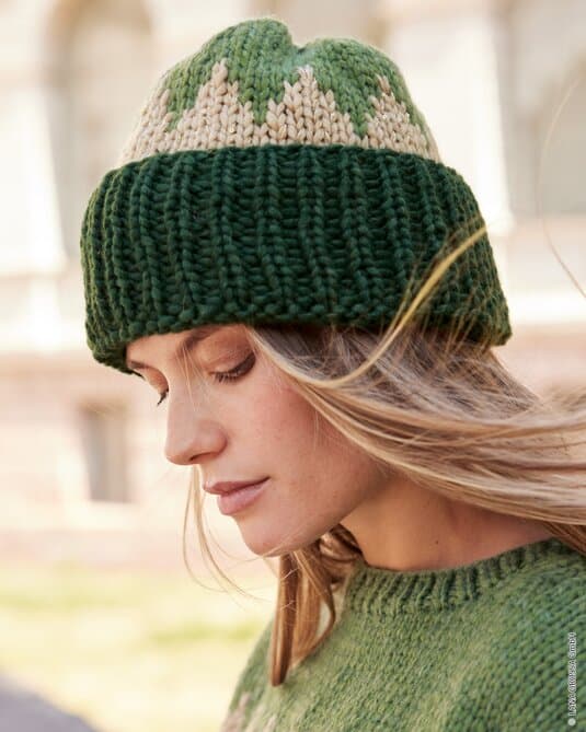 HAT WITH ZIGZAG PATTERN – Winter Softness & Glamour
Show details