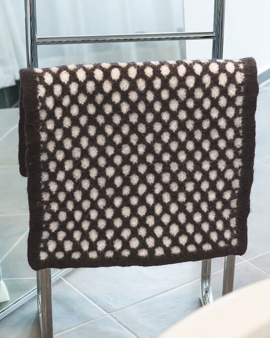 Dots pattern bathroom rug
Show details