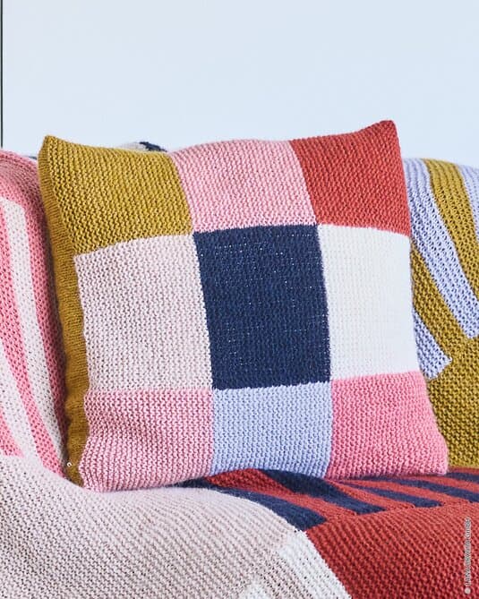 PILLOWCASE RUFFLED RIGHT AND SMOOTH RIGHT WITH INTARSIA - Brigitte No. 2
Show details